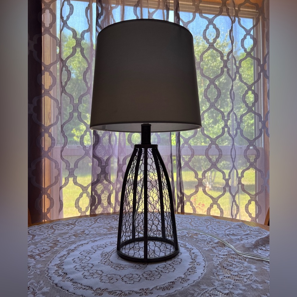 Rustic style table lamp